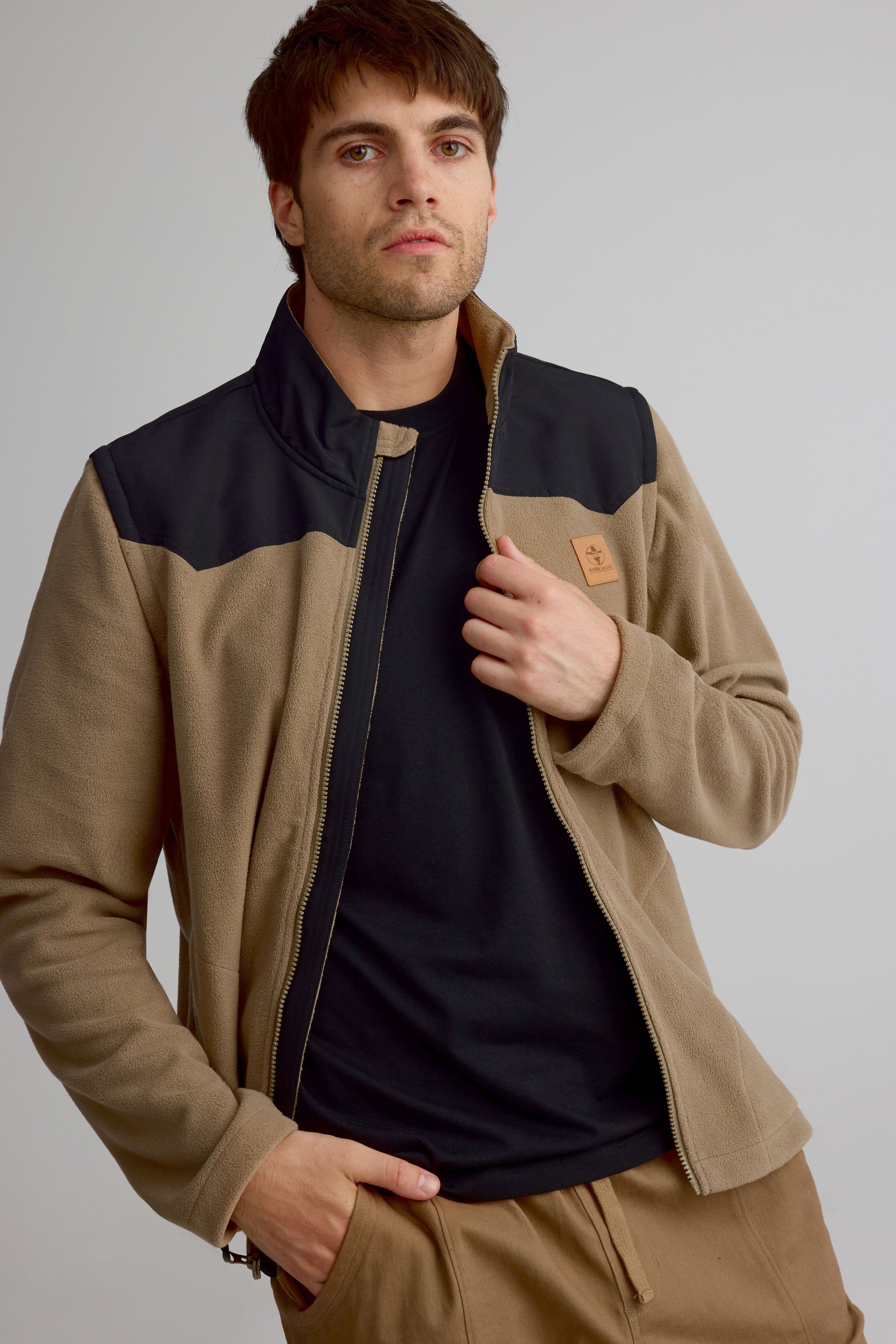 Convertible fleece jacket with removable sleeves for men
